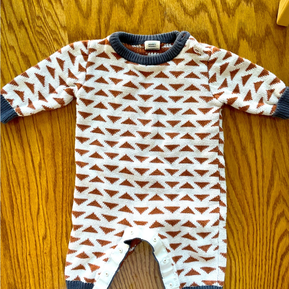 Selling this high quality newborn lot. Some pieces made of cashmere, wool, silk.
